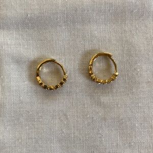 🌸small gold hoops with jewels and star detailing